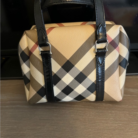 Authentic Burberry bag in great condition! - Picture 3 of 16